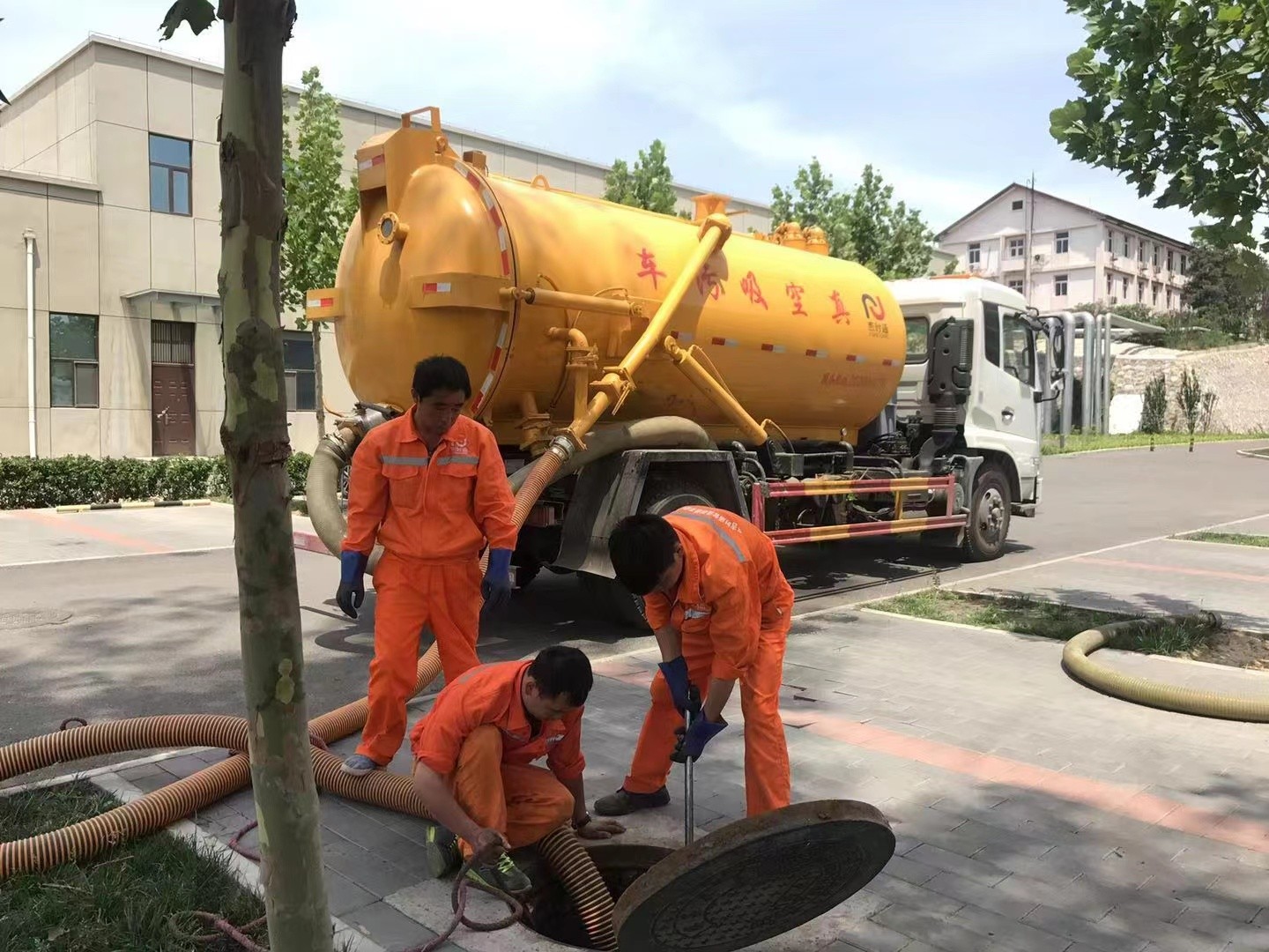 恒山管道疏通车停在窨井附近