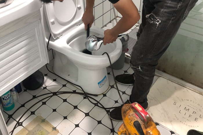 恒山马桶堵塞自己疏通还是找师傅?专业上门服务让你省时更省心